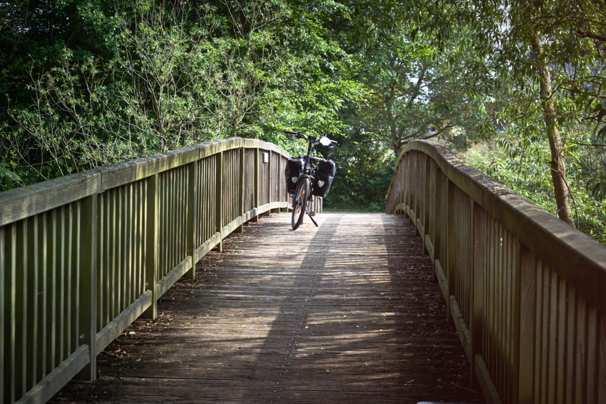 Elcykel på bro over en å