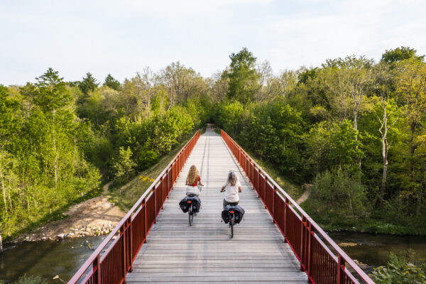 to cyklister på Den genfundne bro